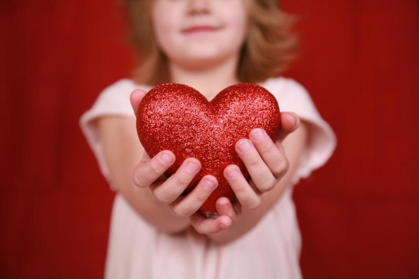 Criança entregando coração para você como gesto de carinho e saúde